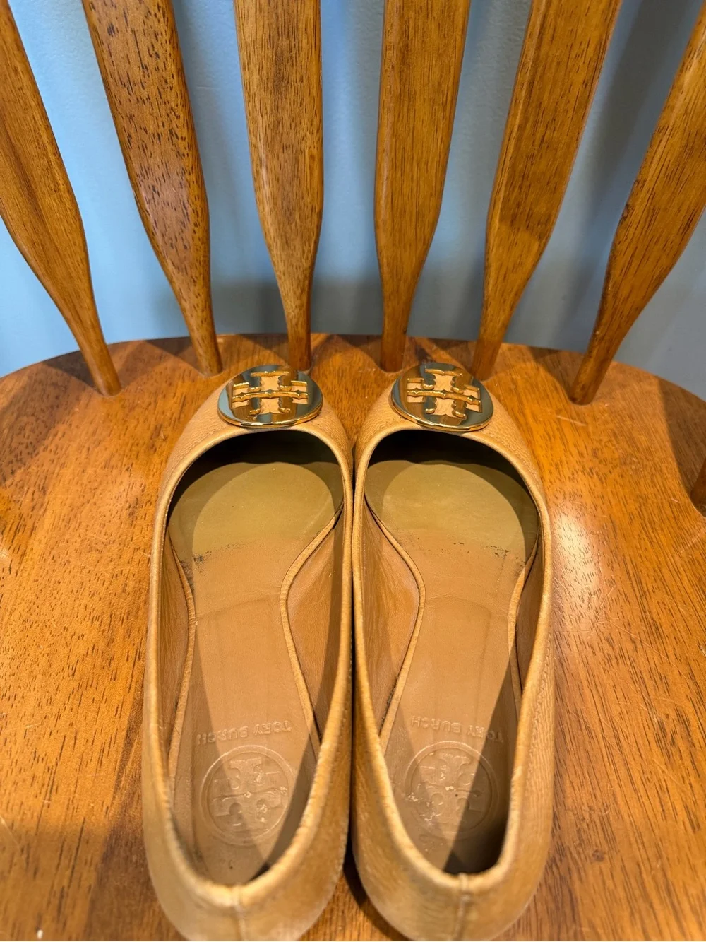 Tory Burch Tan Leather Logo Circle Ballet Flats - Picture 5 of 5